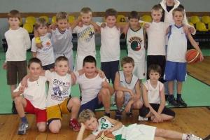 Naujiena - Šilutės sporto mokyklos krepšininkai