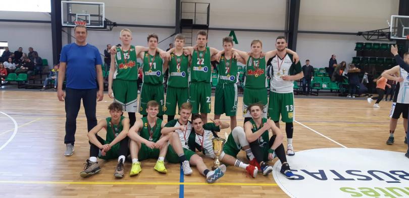 PO TRIJŲ METŲ PERTRAUKOS RAJONO PIRMENYBIŲ TAURĖ VĖL ŠILUTĖS SPORTO MOKYKLOS RANKOSE