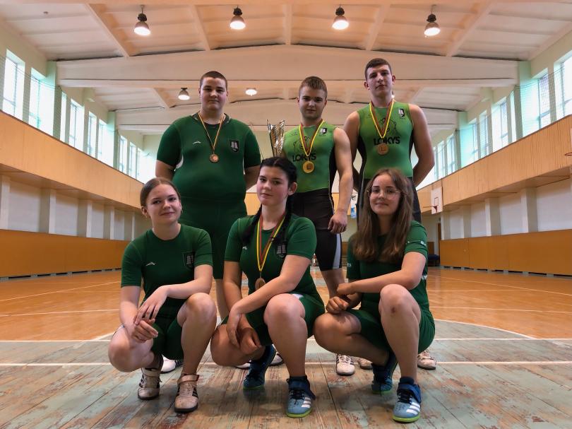 Šilutėje stipruoliai lipdomi sporto mokykloje