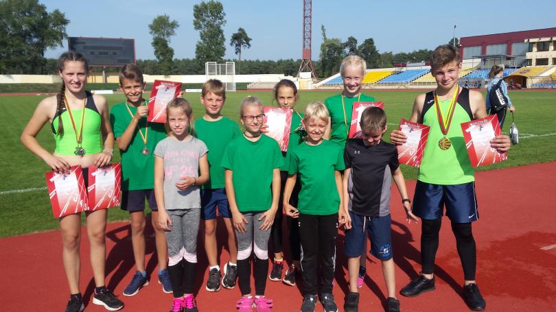ŠILUTĖS JAUNEIJI LENGVAATLEČIAI IŠ KLAIPĖDOS GRĮŽO SU MEDALIAIS 