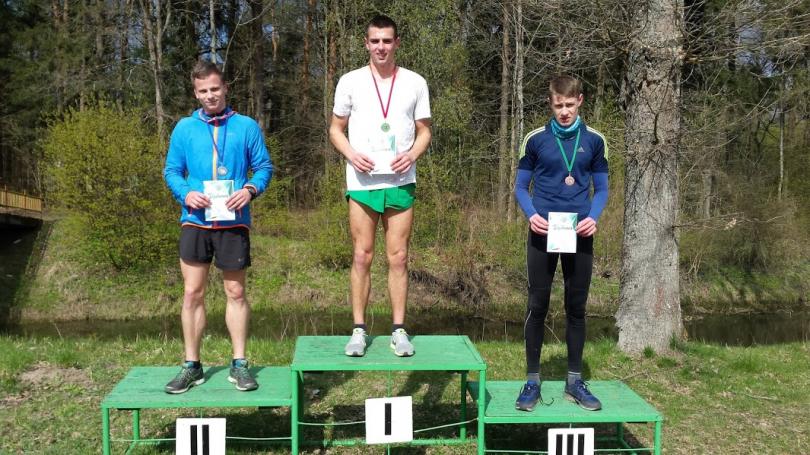 ŠILUTĖS RAJONO KROSO VARŽYBOSE GREIČIAUSI ŠVĖKŠNIŠKIAI IR KINTIŠKIAI