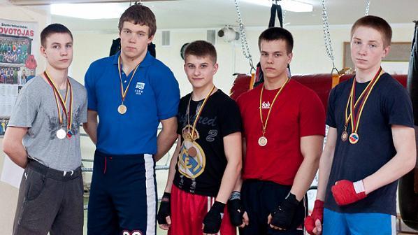 BOKSININKAI VARŽOVUS ĮVEIKĖ TECHNINIAIS NOKAUTAIS