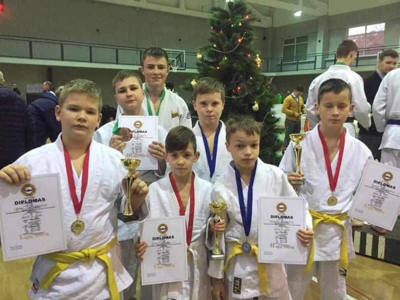 Dziudo kalėdiniame turnyre - septynios mokyklos auklėtinių pergalės. 