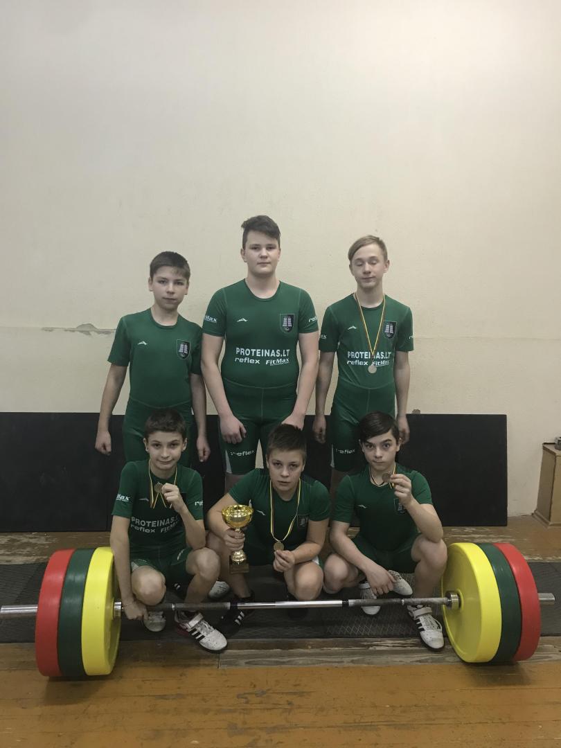 Kalėdinės sunkios atletikos pirmenybės – jėgų išbandymas debiutantams