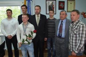 Naujiena - Pasaulio jaunimo bokso vicečempionu tapusį Evaldą Petrauską pagerbė Šilutės vadovai