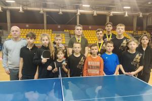 Naujiena - Giedraičio atminimo Šilutiškių stalo tenisininkų desantas Telšiuose